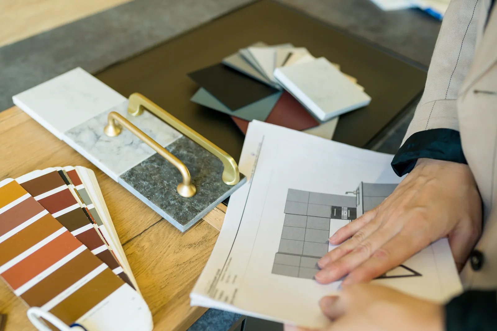 Kulörprover, handtag och ritning vid planering av köksluckor